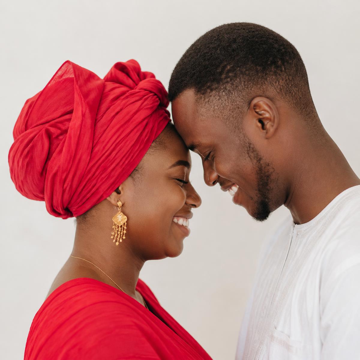 Un couple malien souriant, front contre front